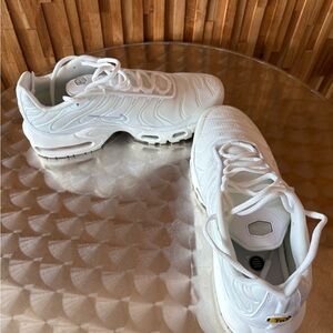White Women's Sneakers size 6.5 Youth/7.5 Women.